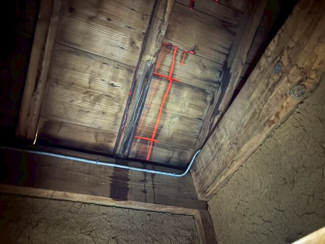 小屋裏木部の漏水跡